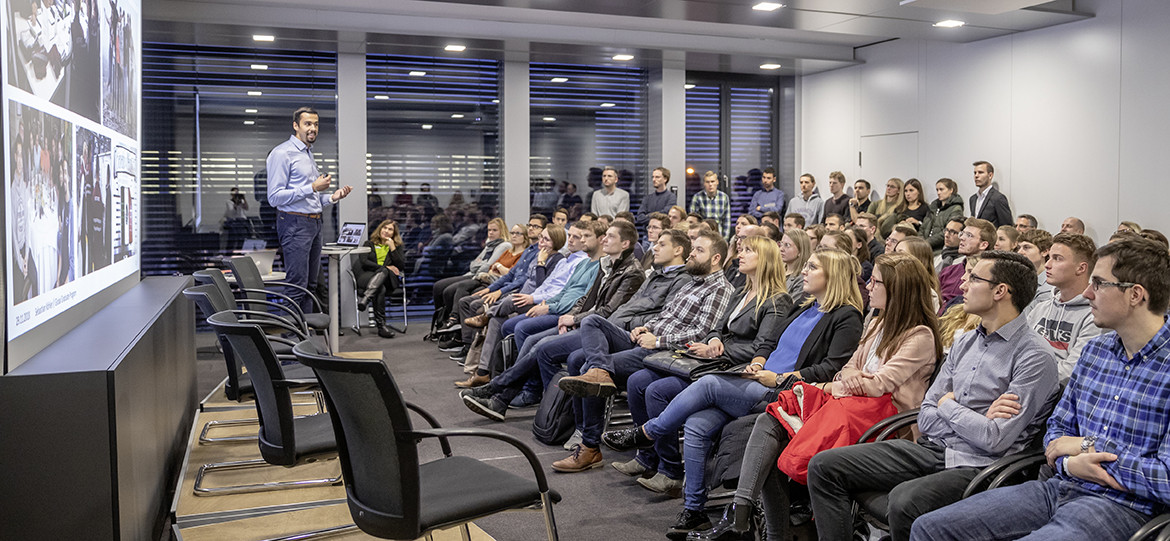 Rund 300 Studierende informieren sich über die Schunk Group