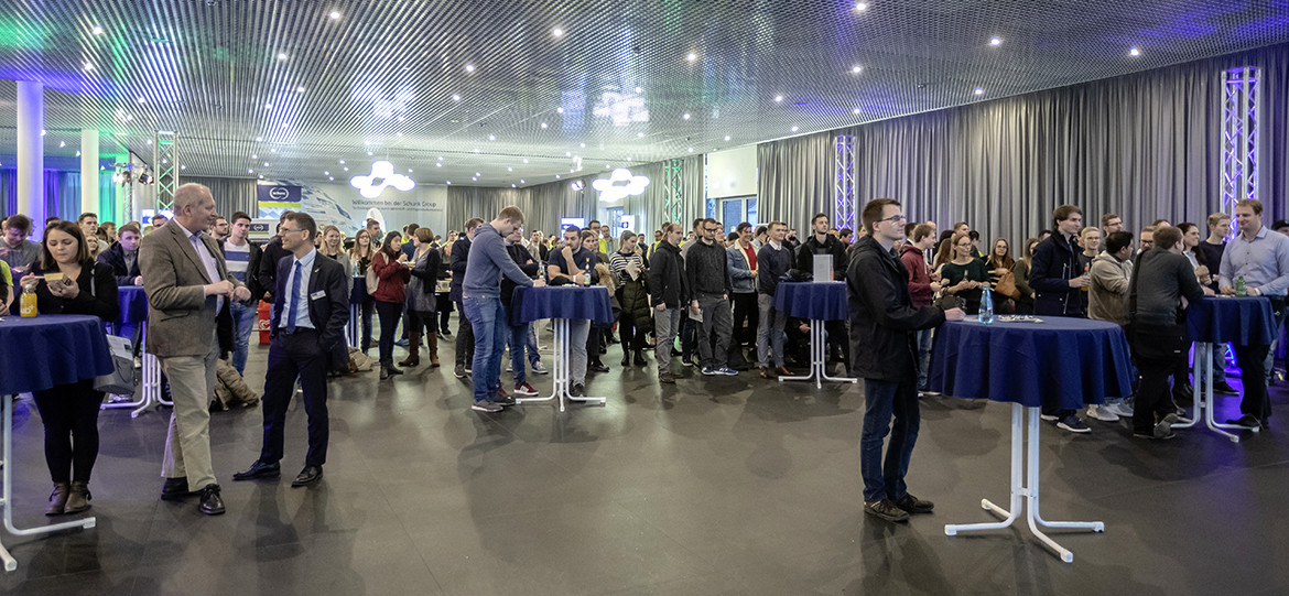 Rund 300 Studierende informieren sich über die Schunk Group